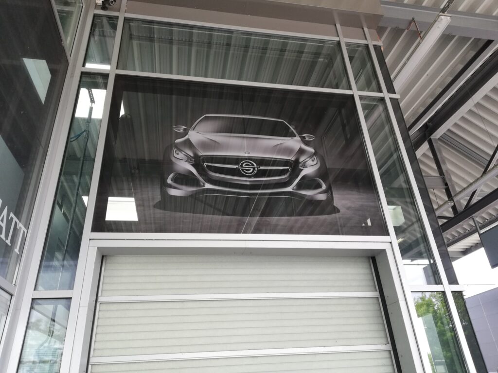 Oklejona szyba serwisu Mercedesa folią OWV