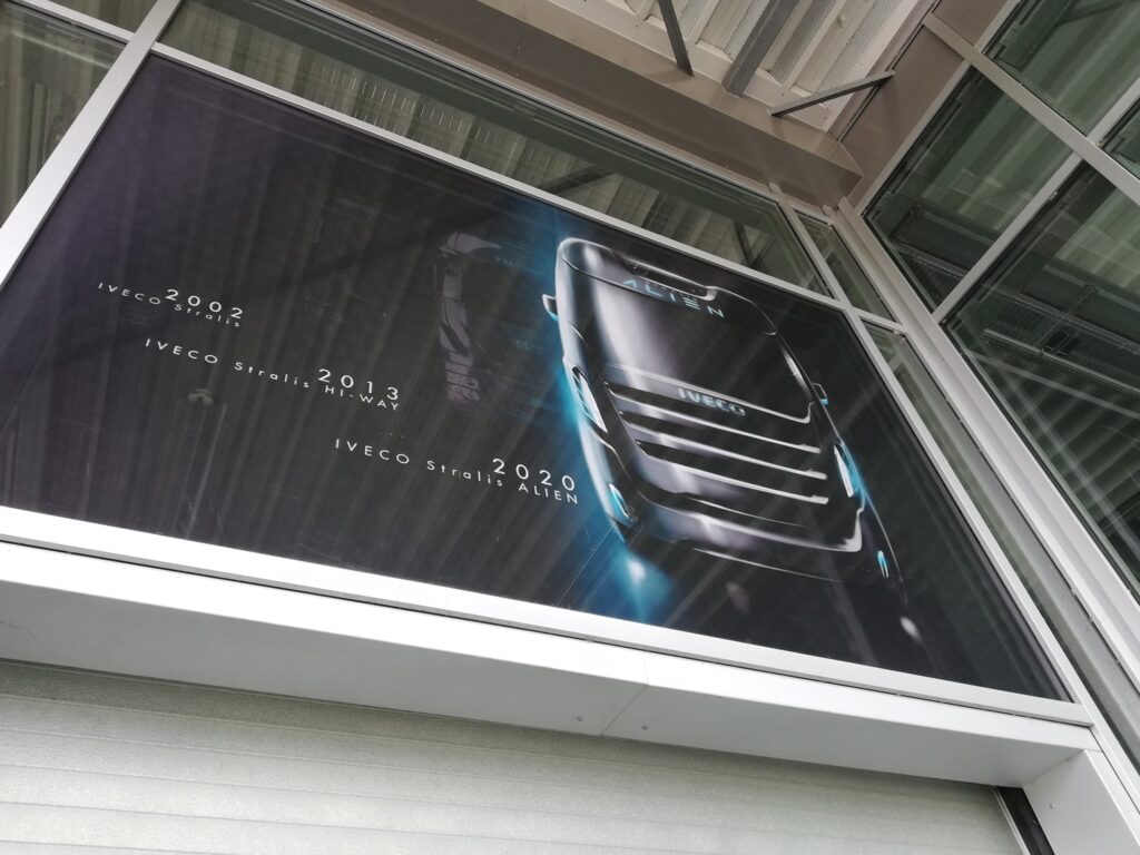 Oklejona szyba serwisu Mercedesa folią OWV