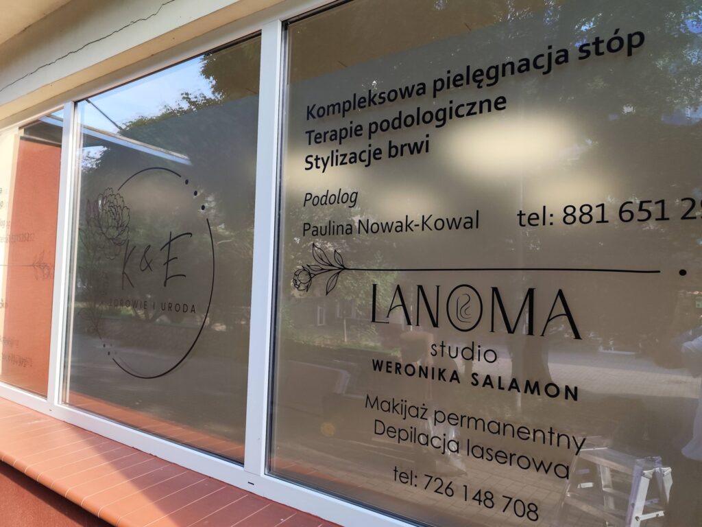 Oklejona witryna gabinetu kosmetycznego folią mrożoną