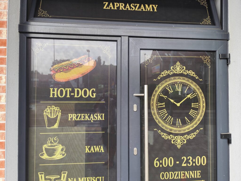 Oklejona witryna sklepu spożywczego folią OWV