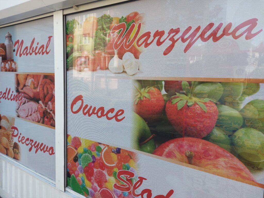 Oklejona witryna sklepu spożywczego folią OWV