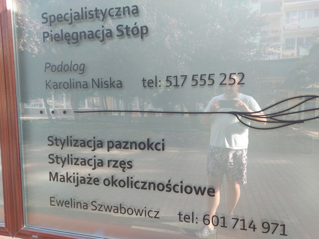 Oklejona witryna gabinetu kosmetycznego folią mrożoną