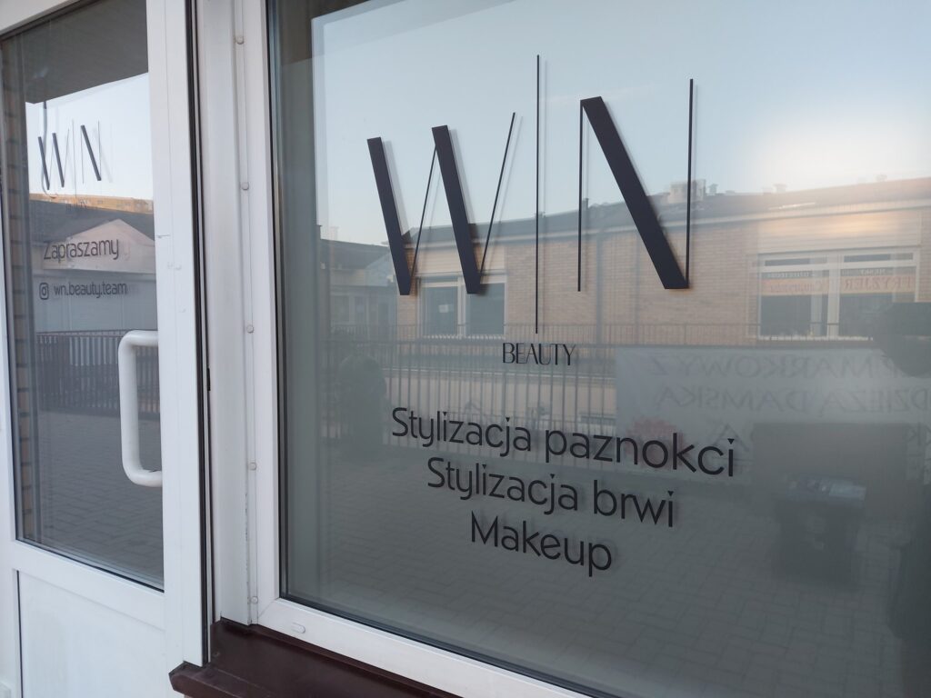Oklejona witryna gabinetu kosmetycznego folią mrożoną